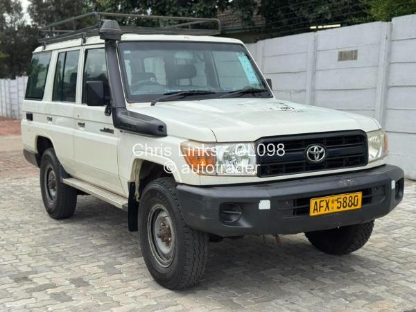 2013 - Toyota  Land Cruiser 76