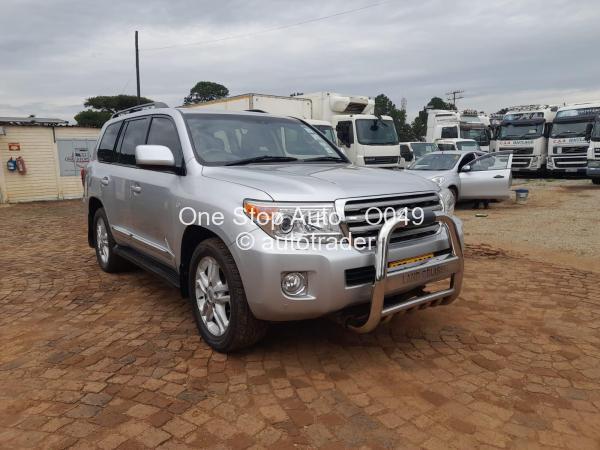 2011 - Toyota  Land Cruiser