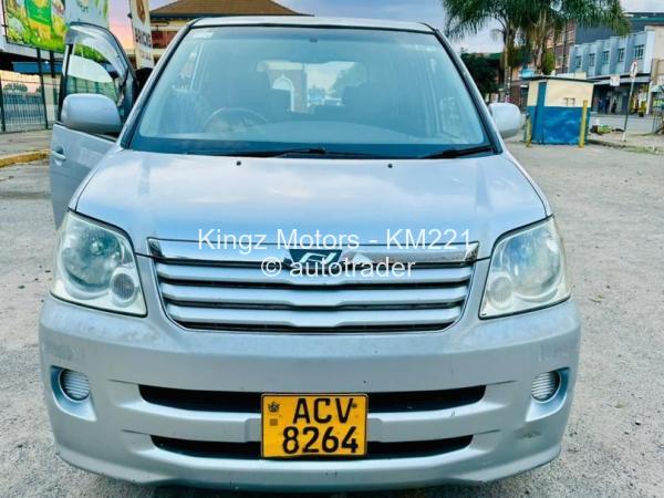 2005 - Toyota  Noah