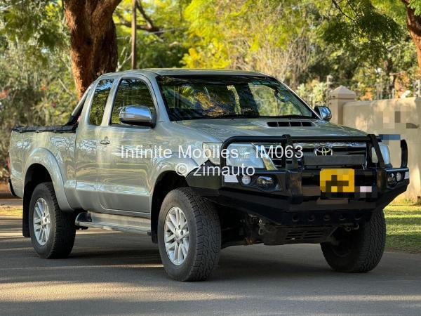 2013 - Toyota  Hilux